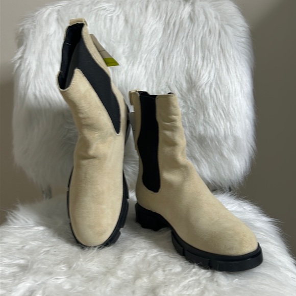 NWT, Ivory suede boots Sz 9 - Picture 2 of 10